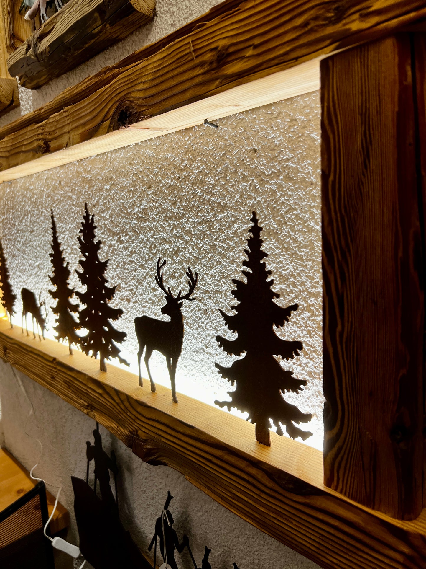 Cornice con led e sagome di animali della foresta