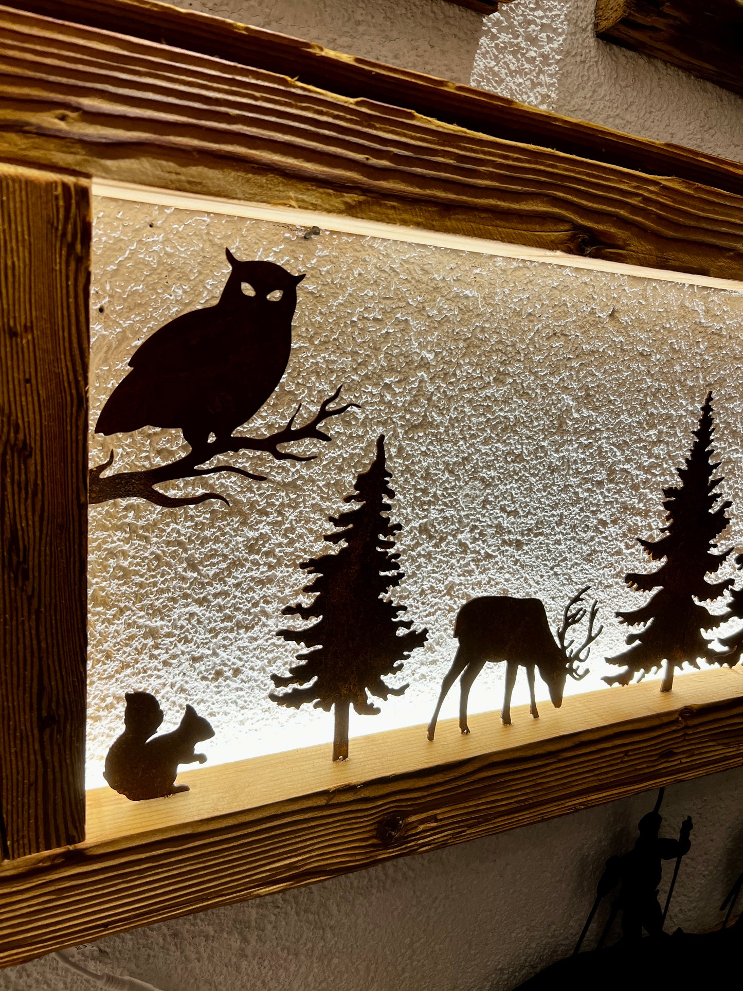 Cornice con led e sagome di animali della foresta