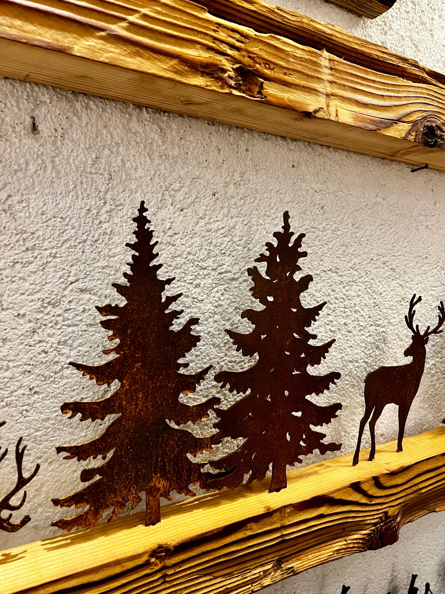 Cornice con led e sagome di animali della foresta