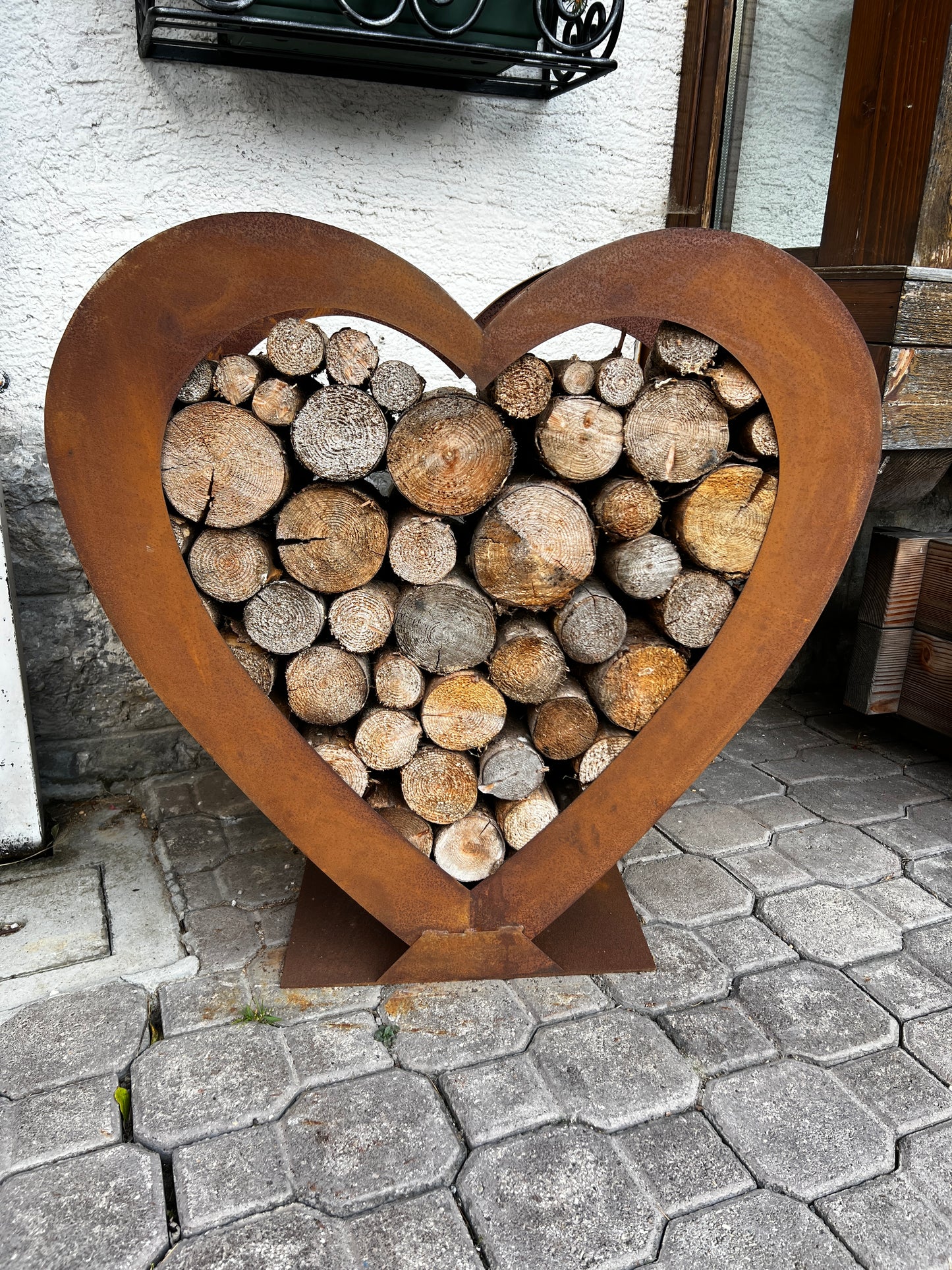 Porta legna a forma di cuore corten