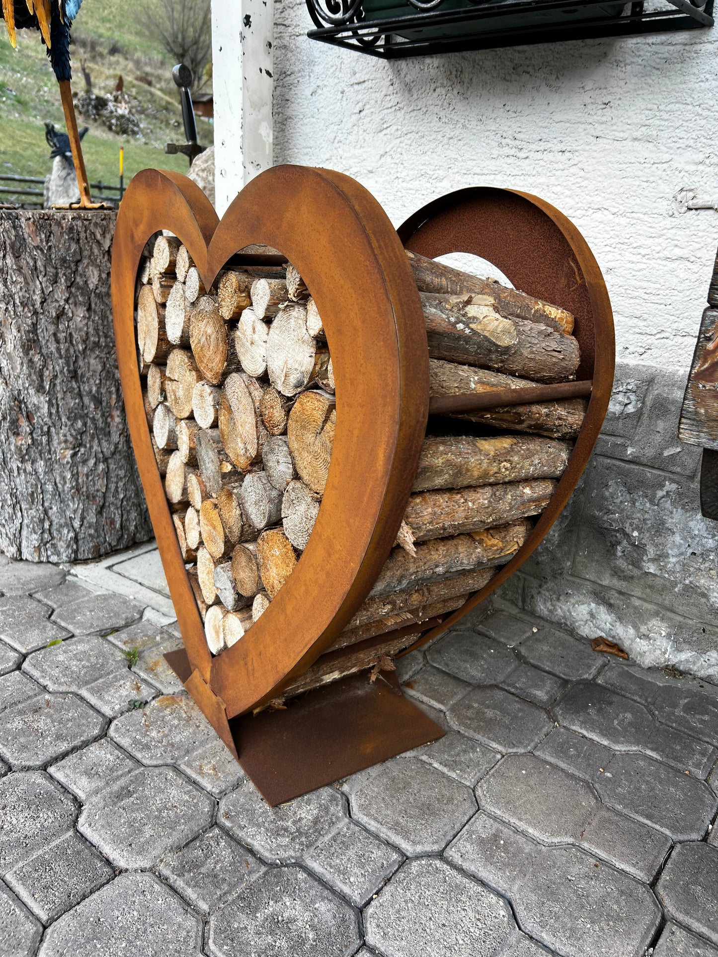 Porta legna a forma di cuore corten