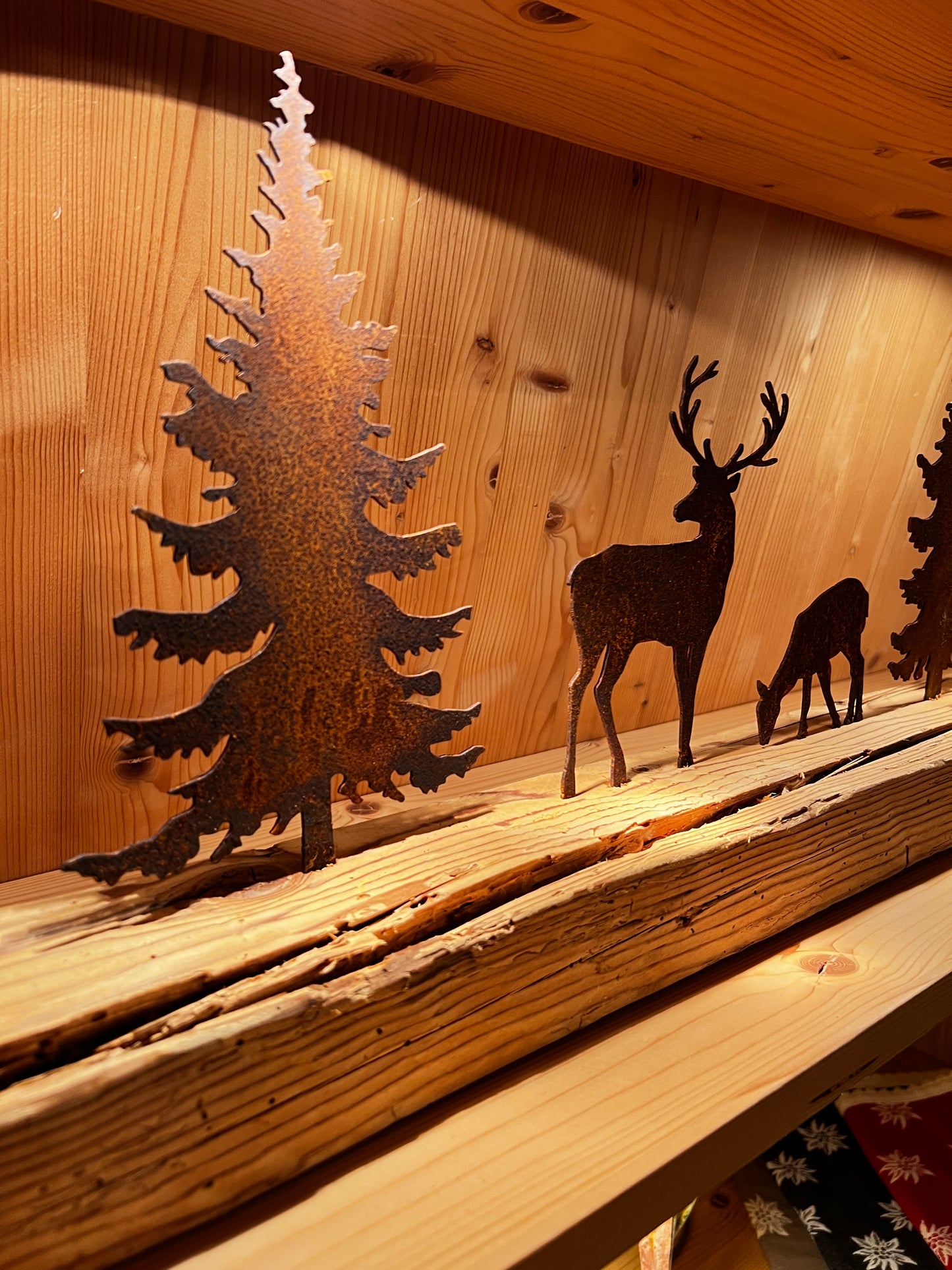 Base in legno con animali in corten