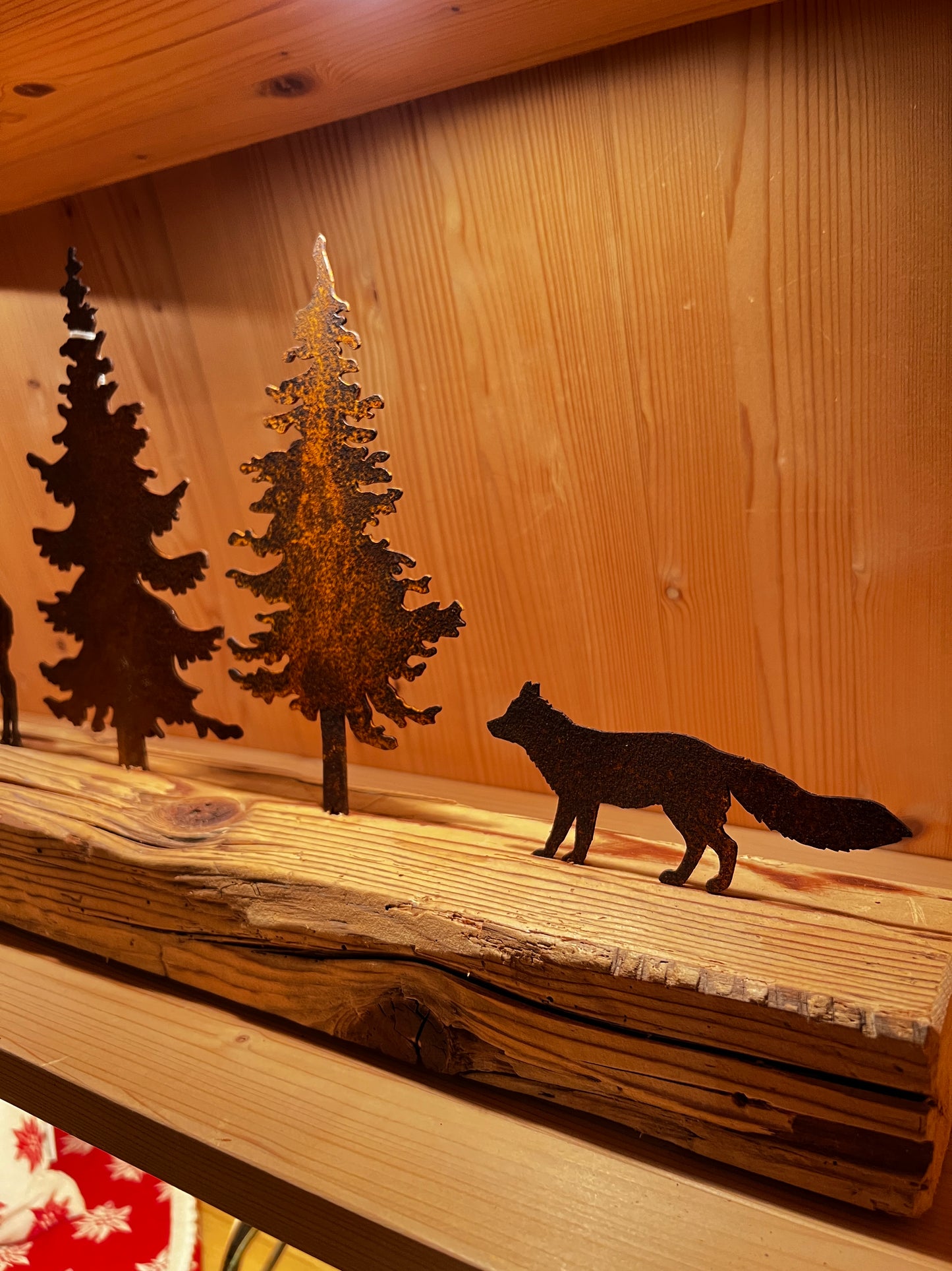 Base in legno con animali in corten