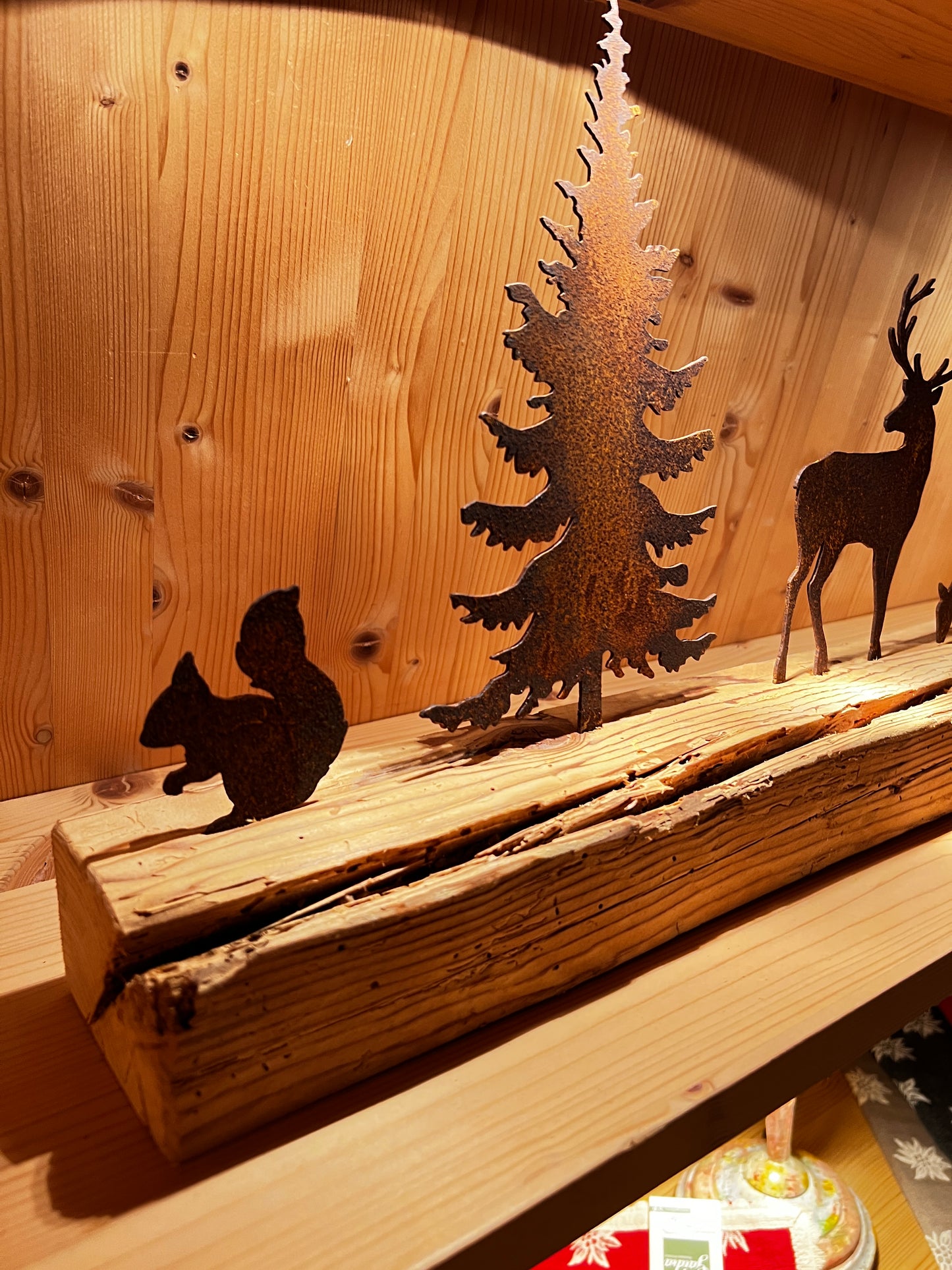 Base in legno con animali in corten