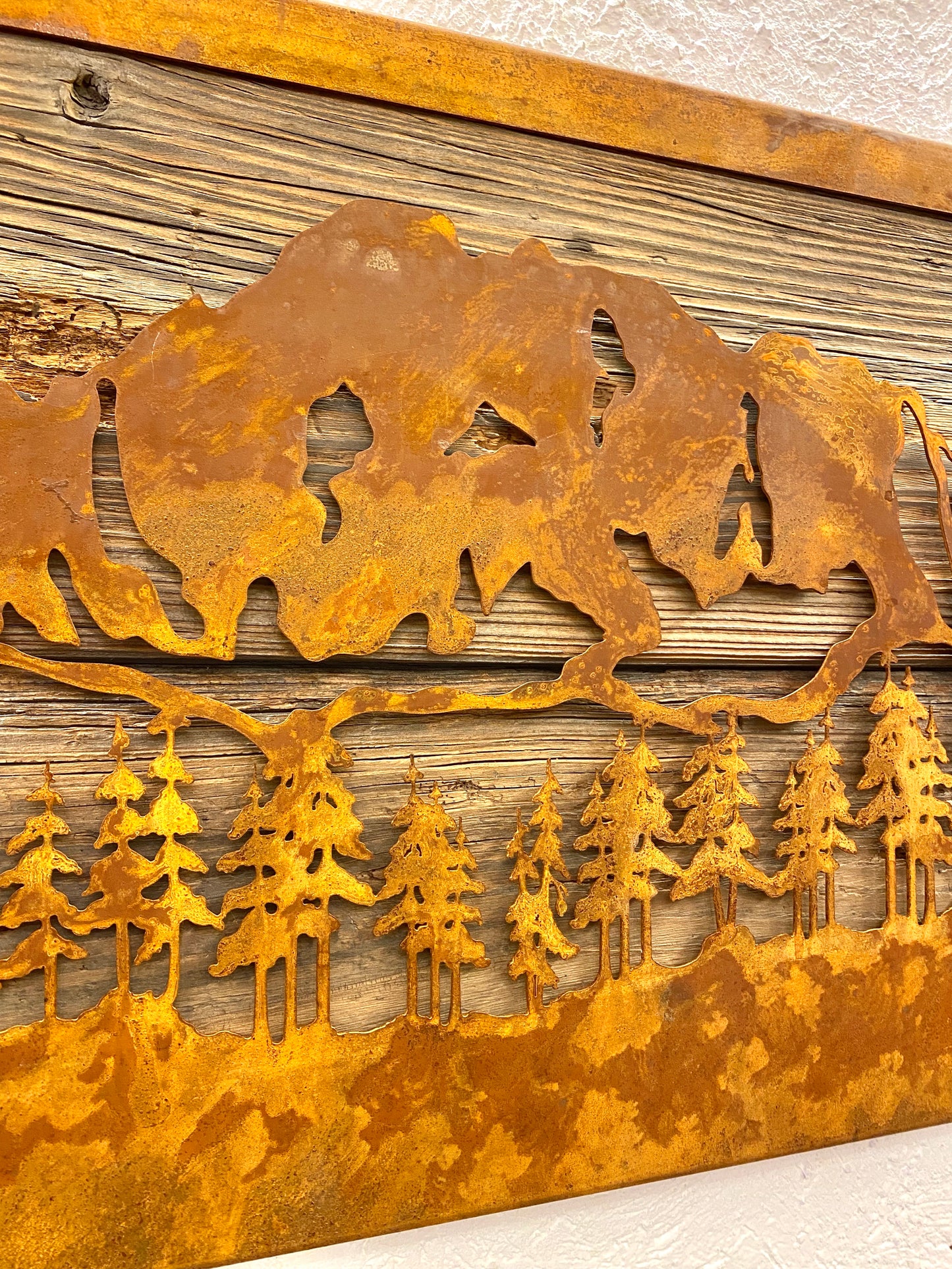 Monte Civetta con sfondo in legno vecchio