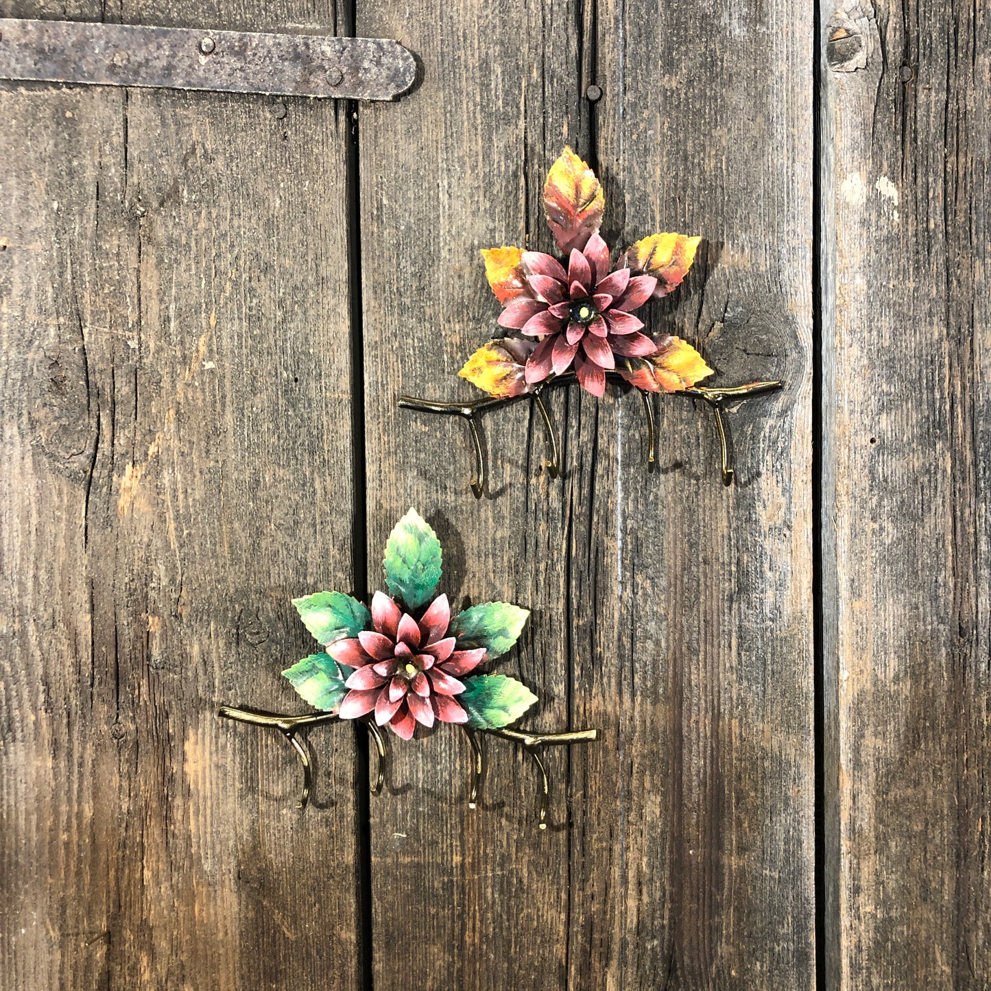 Keychain decorated with leaves and dahlia.