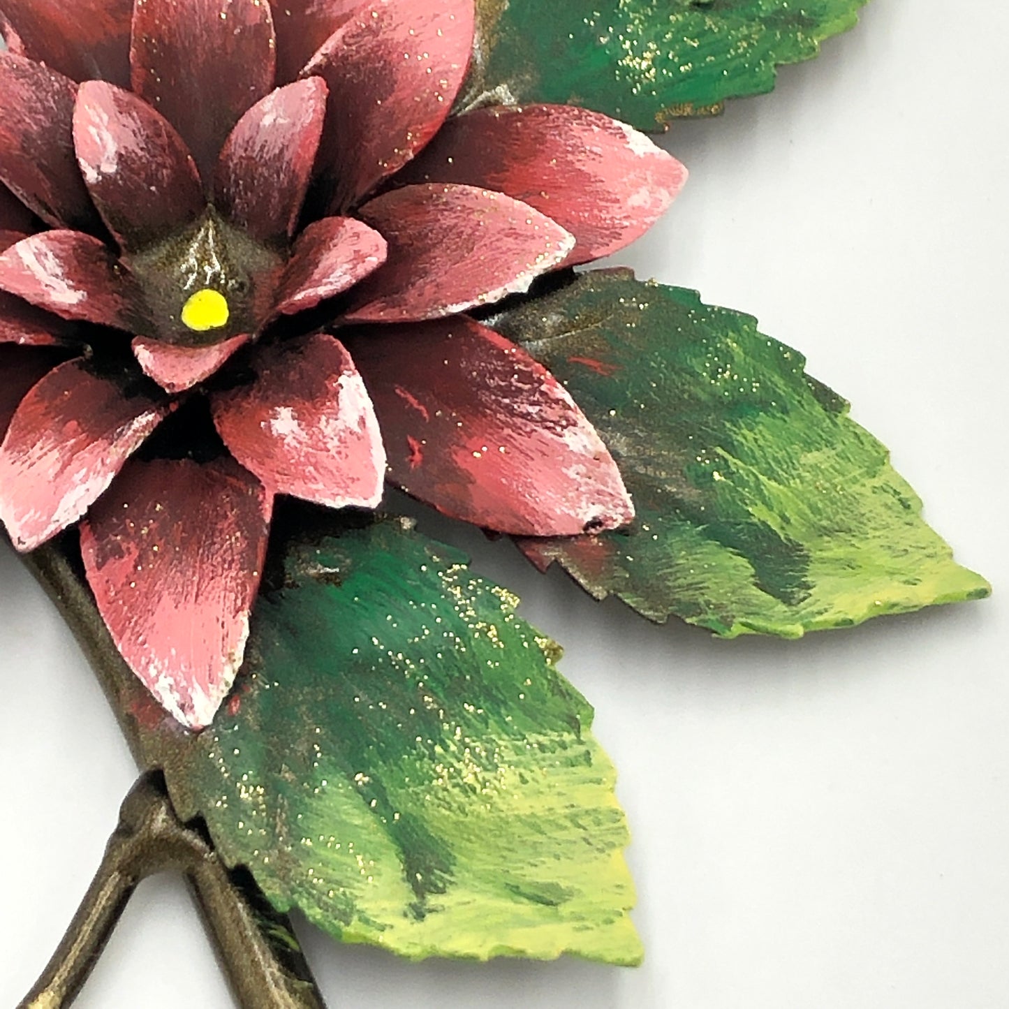 Keychain decorated with leaves and dahlia.